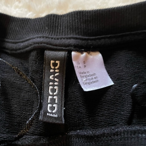 H&M small sweater bones in white outlined in green - Picture 3 of 5